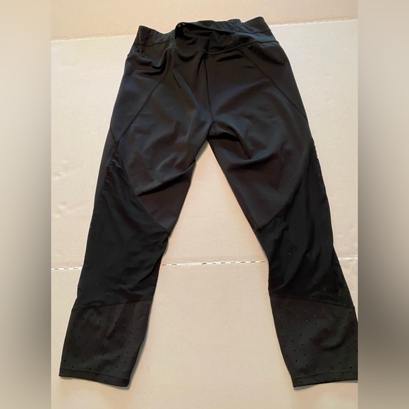 Athleta Laser Mesh Sonar Capri Tights Size Medium Black Yoga Running Leggings - Picture 6 of 7